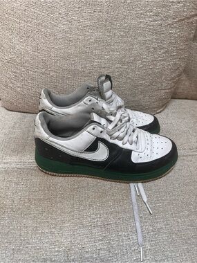 Nike Low-Top Sneakers in White, Black & Green *Rare* Sz 9.5 Air Force 1